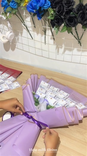 47K views · 1.2K reactions | Orderan dadakan lagi nih best襤 #buketuang #tutorialbuketpemula #tutorialbuket #ceritabuket | Elvin Bouquet | Facebook