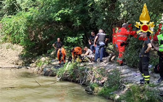 Reggio Emilia, si tuffa in un torrente e non riemerge: morto un 14enne