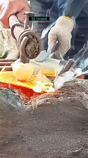 This is how a blacksmith forms a ground crowbar #metalworking #blacksmith #carvingtools #forgemaster