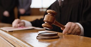 Nerudný soused strčil do invalidy: Ochrnutý si zlomil nohu! Dostal podmínku