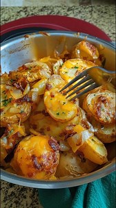 I swear I just can’t get enough of this dish! 🥔 Crispy edges, soft centers, and that perfect mix of butter, onions & potatoes. It’s simple, old-fashioned, and dangerously good. 😋 Recipe in First (c.o.m.m.e.n.t ).👇 | Delish Recipes