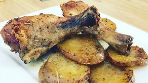 VIDEORECEPT: Pečené zemiaky a kuracie stehná z jedného pekáča