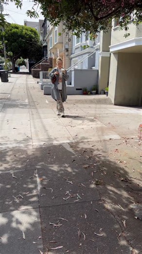 AI is replacing jobs, careers, taking humans out of the workforce… And sure, AI can automate tasks, streamline workflows, answer emails, schedule meetings, generate reports. But here’s what it can’t do: 🧸regulate a child’s nervous system. 🧸read subtle cues before a meltdown happens. 🧸build secure attachment through consistency, tone, and presence. 🧸step into a family’s values and model them in real time, every single day. That’s the work nannies do.🫡 This job isn’t task-based. It’s trust-ba