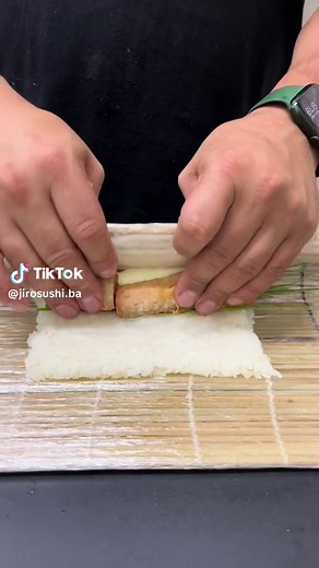Aprendiendo a hacer sushi sin alga: ¡La técnica definitiva!