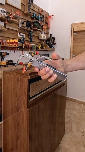 سر بسيط يعطيك نتيجة احترافية في النجارة 🔥بهذه الأداة يمكنك الحصول على تركيب دقيق ونظيف بسهولة.