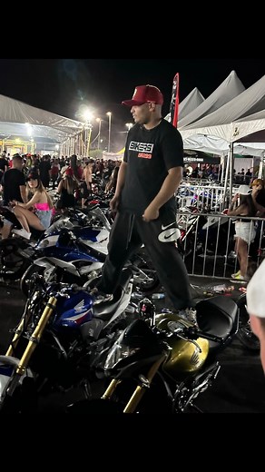 5.4M views · 34K reactions | NENHUMA MOTO E ROUBADA , É UM CAMPEONATO PRA VER QUAL MARCA AGUENTA MAIS PRESSÃO , Todo ano eles vem com a mesma história no final do Moto carrero  Eles sofrem de mais em evento, só de raiva eles ainda quebram a moto toda, quando elas param de funcionar no meio combate  isso é #Motocarrero 﫶 #NadaMuda | Jonatas Ferrari | Facebook