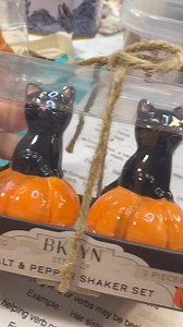 This adorable pumpkin kitty shaker tassel was what we made Monday night during our split screen with Crafting at Hilde's Farmhouse! Do you stinking love him or what?! #saltshakertassel #saltshaker #blackcat #pumpkin #tassels #halloween #halloweendecordiy | My Eclectic Treasures