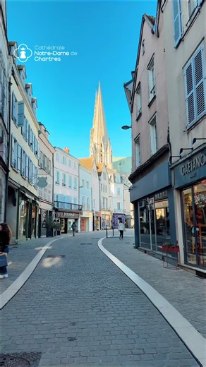 Quand on avance vers Notre-Dame de Chartres, on s’approche d’un lieu où, depuis des siècles, des générations viennent chercher la lumière du Christ ✨ @eunime.chevrier Ici, des milliers de prières ont été confiées 🙏, des vies relevées, des chemins réorientés. La cathédrale n’est pas seulement un monument. C’est une maison qui accueille, qui écoute, qui rassemble 🤝 Un lieu où chacun peut déposer ce qui pèse… et repartir avec une paix nouvelle 🕊️ Chartres continue de porter cette mission : mettr