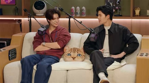 PondPhuwinの喧嘩は、二人の関係を終わりにせずに、新しいスタートにした。どのペアもそれぞれの苦難を超えて今の形があるんです。そんな話ができるようになったのも今が安定してるからだろうし、良かったよ。↓2つ目のドラマの撮影中に二人が口論になった出来事があった。その出来事は、お互いに敬意を示さない、お互いの時間に、お互いのお仕事、お互いのゴールに敬意を示さない。それは撮影の間に、二人の間のとても大きな口論になった。それを続いている間、僕たちはこれで終わりになる可能性があることを二人が認識した。その時、それがわかって、僕たち二人を助けたのは、これで終わりにしなくていい、これが何か新しいスタートになる。それで、お互いの領域、お互いを友達として敬意を示し、僕たちがやっている役に、敬意を示すことを学んだ。今のケミストリーを築き上げるのにとても役立ってる。