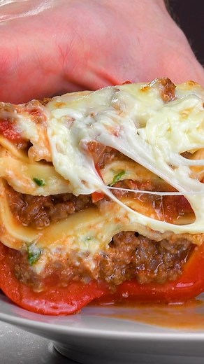80K views · 409 reactions | Mini lasagnes dans des poivrons 𣏕 #food #lasagna #comfortfood 4 poivrons (2 rouges et 2 jaunes) 8 feuilles de lasagnes cuites 2 boules de mozzarella râpées 250 g de ricotta 80 g de parmesan râpé Feuilles de basilic 1 œuf 500 g de viande de bœuf hachée 1 oignon rouge coupé en dés 2 gousses d'ail coupées en rondelles 400 g de sauce tomate pour pizza Sel Poivre Huile pour frire Cuisson : 40 min à à 170 °C | Bon Ap’ | Facebook