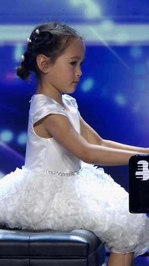 CE LUNDI, ne manquez pas la jeune Élodie qui nous fait découvrir sa passion pour le piano de Mozart. 🎹✨ ⎯ 🌟 Quel Talent! ▶️ Lundi au jeudi, 19h30 sur Noovo https://www.noovo.ca/emissions/quel-talent | Quel Talent