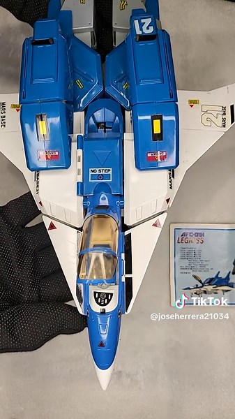 AFC 01H Robotech Legioss Blue Alpha Fighter Review