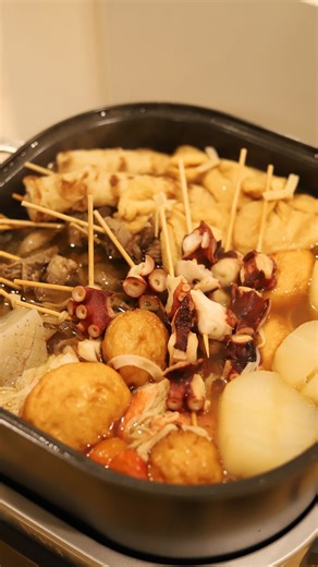 ハナの暮らし on Instagram: "2人暮らしの休日よるごはん🍢寒い冬にぴったりなおでん編 今日はNinjaエブリデーポッシブルクッカー＜8つの調理方法＞のうち“煮る”の革命レシピを紹介! 材料： ・大根 1/3本 ・牛すじ 300g ・こんにゃく 1枚 ・タコ ・練り物はなんでもOK ・カニカマ 4本 ・餅巾着 3つ お出汁 ・だし汁 1.8L ・塩 小さじ1 ・醤油 大さじ5 ・お酒 大さじ5 ・みりん 大さじ3 作り方 1.大根は厚めに皮を剥き、輪切りにしてピーラーで面取りし十字に切り目を入れておく。 お米の研ぎ汁で15~20分茹でることで大根の臭みが取れるよ！ 2.牛すじは食べやすい大きさに切って、下茹でする。 3.こんにゃくは両面に切り目を入れ、三角に切っておく。 4.1.8Lのだし汁に調味料を入れ、おでん用のお出汁を作る。 5.最後はNinjaのエブリデーポッシブルクッカーに具材とお出汁を入れ、1.5時間煮込んだら完成！ Ninjaのエブリデーポッシブルクッカーはコンロ入らずで様々な調理ができるから、 1人暮らしや大勢が集まった時のお料理にも大活躍！みんなもぜひ、