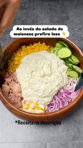 Me chamo Carla Albuquerque - Cuidando de dentro para fora! on Instagram: "Maionese de Pepino com Atum e Ovos Receita: 3 pepinos fatiados bem finos 1 cebola fatiada fina 4 ovos cozidos e picados 1 lata de milho ou 1/2 cenoura ralada 2 latas de atum escorrido Molho: 3 colheres de sopa de cottage sem lactose amassado ou levemente batido 1 colher de sopa de cream cheese 1 colher de chá de suco de limão 1/2 colher de chá de mostarda 3 pepinos em conserva picados 1 colher de chá de azeite de oliva Mod