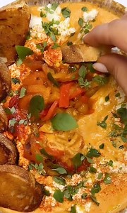 Cette crème de poivrons à la grecque est juste parfaite pour l'apéro 🌞 La recette ici : https://www.instagram.com/reel/CurAkDBgBWG/ | Marmiton