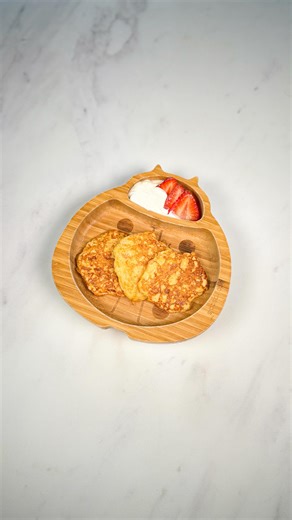 2 INGREDIENTS APPLE FRITTERS! 🍎 Ingredients * 1 apple, peeled and grated * 1 small egg Method 1. In a bowl place all the grated apple and egg and mix. 2. On a non sticky pan, heat some coconut oil or unsalted butter on medium heat. 3. Once warm, spoon in one tablespoon of the batter into the pan and using a spoon to spread out the mixture. 4. Fry fritter for 2-3 minutes per side, until golden brown. 5. Let them cool a little before serving. 6. Buon appetito! 👶🏼 Suitable from 6 months. ❄️ Stor