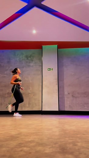 239K views · 419K reactions | Essa deu trabalho.. bom é assim! 來 Acessa o link o link que está na BIO e vem aprender a Pular Corda comigo. Corda que eu uso: Segmentada da Boiler Cupom: pritoledo (LINK NA BIO) #pularcorda #jumprope #jumpdance | Priscilla Toledo | Facebook