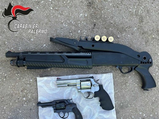 Nascondevano droghe, pistole, due mazze, anche un fucile carico: arrestati due giovani a Palermo