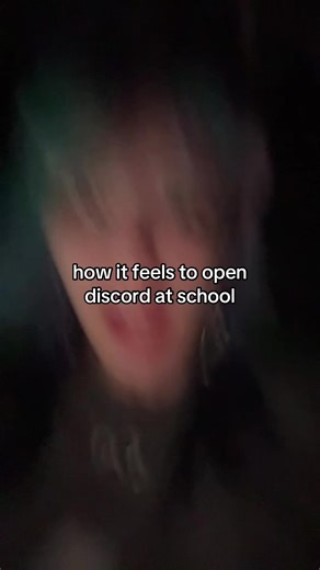 guys i promise im just texting bff im not a moderator #discord #2020 #school #wlw #fyp