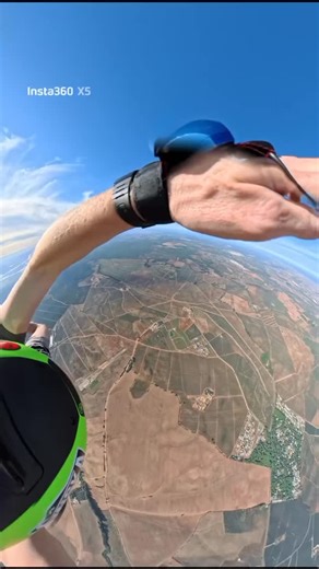 2.6K views · 2.9K reactions | 朗 廒落 Enjoy with @skydiving_official✅ . . . ⠀⠀⠀⠀⠀ . . ⠀⠀⠀⠀⠀⠀⠀⠀ Posted @larryham47 Quick tutorial on how to panic... | Skydiving_Official | Facebook