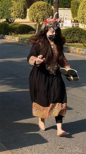Barefoot Beauty in Traditional Dress 😍 | Ethnic Walk Style #Shorts #TraditionalDress #viralvideo