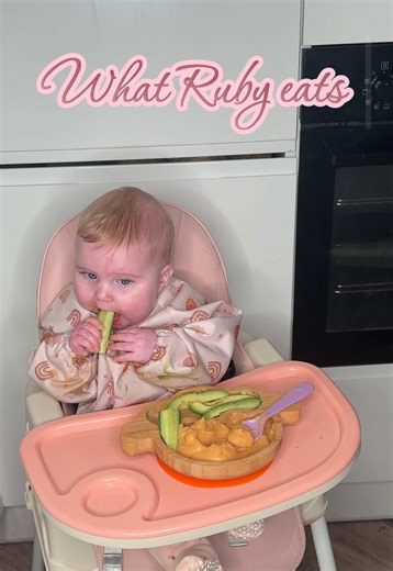 What Ruby eats 🩷 day 10 of baby led weaning 🥒🥑 easy to grab cucumber and avocados 🥑