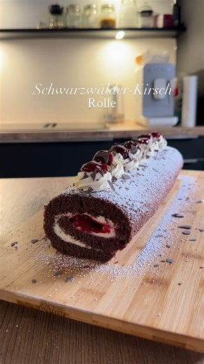 Fatmanur Kılıç on Instagram: "Schwarzwälder Kirsch Rolle 🍒 Kirschfüllung: 300g TK Kirschen 3 EL Zucker 1 EL Speisestärke - Alle drei Zutaten in eine Topf geben und unter ständigem Rühren aufkochen und andicken lassen. - 7-8 Kirschen für die Deko zur Seite legen. Biskuit: 4 Eier 100g Zucker Vanillepaste 100g Mehl 25g Backkakao 1 TL Backpulver Bei 210C, O|U-Hitze ca. 7-9min backen. Sahnefüllung: 250g Mascarpone 250ml Sahne 60g Zucker 1pck Sahnesteif Schokoraspeln Etwas von der Creme für die Tupf