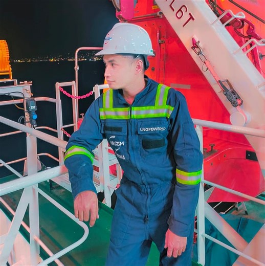 Test of a Marine Evacuation System (MES) is a safety device on ships, particularly passenger vessels and oil rigs, designed for the rapid and efficient evacuation of a large number of people during emergencies. It utilizes inflatable slides or chutes to quickly transfer individuals from the ship to waiting life rafts. #seafarerslife #Seafarer #Mariners #seaman #sailor #cruiselife #cruise #cruiseship #passenger #ship #liferaft ⛴️ | Seaman Worldwide