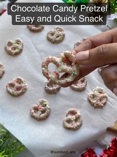 Vandana Garg on Instagram: "Christmas Special- 4 types of super easy and quick Dessert recipes… 1. Chocolate Candy Pretzels 2. Santa Cookies 3. Cereal Christmas Tree 4. Pretzels Christmas Wreath Follow @yumfood_artz for more healthy recipes.. Like ❤️, Comment, Share and Save.. [santa cookies , Christmas Wreath, easy recipes, quick recipe, Christmas Tree, party food, Christmas recipes, kids recipes, Christmas dessert, Maharashtra, Delhi, winter recipes, snack Recipe, party snacks, new year, cooki