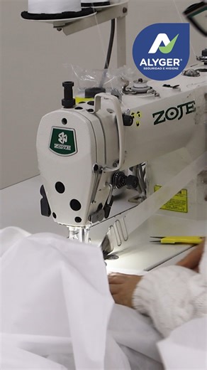 Detrás de cada overol Alyger, hay un estándar de hierro. 🦾 En la industria de la protección, un hilo suelto o un sellado débil invalidan el producto. Nuestros expertos aseguran que cada par de guantes y cada cubrezapatos que llega a tus manos sea impecable. Menos palabras, más protección. La calidad no se dice, se fabrica. #Alyger #HechoConRigor #SeguridadIndustrial #DetalleQueProtege #Workwear | Grupo Alyger