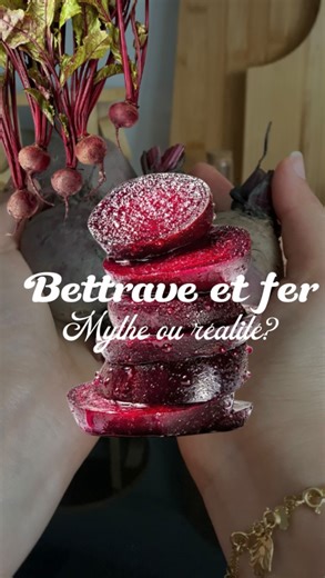 Home Pharma on Instagram: "On entend souvent dire que la betterave “booste le fer” et qu’elle aide à corriger l’anémie… Mais en réalité, elle contient peu de fer, et surtout un fer que le corps absorbe difficilement. Donc non, elle ne peut pas corriger une anémie à elle seule. Par contre, la betterave reste un aliment incroyablement intéressant ✨ ✔ elle améliore la circulation sanguine grâce aux nitrates, ✔ elle soutient la santé du cœur, ✔ elle est riche en antioxydants, ✔ elle apporte de la vi