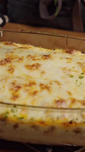 Jeff Gonzales | foodietarsiidae on Instagram: "Pinoy Style Premium Lasagna — pang-Christmas handa. 🎄🧀 Hindi man perfect, pero best sa panlasa. Cheesy, creamy, sweet-savory, at siguradong mauubos sa mesa. Layer by layer, walang minamadali — ganito magluto pag may okasyon at may pamilya. ❤️ ✨ Ingredients ✨ 🥩 Meat Sauce • 500g ground beef • 1 medium onion, chopped • 4 cloves garlic, minced • 2 cups tomato sauce • 2 tbsp tomato paste • ¼ cup banana ketchup • ½ cup water • 1 tbsp Italian seasoning
