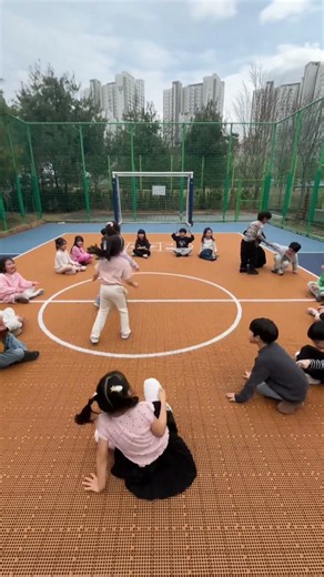 Hand-holding seat swap game #CircleGame #PEGames #PlayBasedLearning #ElementaryTeacherHong