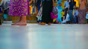 Video FullHD - Bare feet of visitors Buddhist temple. Burma, Yangon