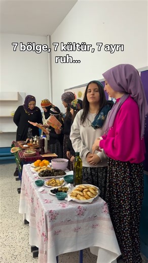 ŞehitİlkerAtanilkOrtaokulu on Instagram: "Yerli Malı Haftası’nı bu yıl ezber bozan bir formatla sahaya sürdük. 7 bölge, 7 kültür, 7 ayrı ruh… Her sınıf kendi bölgesinin yöresel lezzetlerini hazırladı; sofralar tam bir Anadolu haritası gibi açıldı. Çocuklar yöresel kıyafetleriyle sahneye çıkınca hem geçmişin zarafetini hem geleceğin özgüvenini aynı anda hissettirdi. #YerliMalıHaftası #KültürümüzGücümüz #7BölgeTekYürek #OkulEtkinliği #gelenektengeleceğe #okul #yerlimalı"