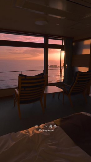 至極の朝を迎えることが出来るホテル浦島。 山上館、日昇館、本館、そしてなぎさ館の4つの館を構えたホテル浦島。今回泊まらせていただいた山上館は海抜80mの山頂に建ち日の出、日の入りの両方を拝めることが出来、最高の景色を望むことが出来る。 そして和室と洋室と一緒なった広い部屋の窓からは水平線まで見える壮大な太平洋を眺めることが出来て、とても癒される時間が過ごせた。 山上館にあるレストラン限定でいただける地元勝浦で獲れた新鮮な刺身料理。そしてメイン料理と一緒に地元食材を用いた料理がたくさん並べられたバイキングを楽しむことができる。 そしてホテル浦島さんには6個の温泉がありホテル内だけで温泉巡りが楽しめるのもとても魅力的だった。 その中でもおすすめしたいのが遥峰の湯と忘帰洞の2つの温泉で遥峰の湯では勝浦の街並みを望め、夕方には紀伊の山に沈む夕日を眺めながら、夜には夜景を見ながら温泉に浸かることが出来る。忘帰洞では大洞窟の中に温泉があるため他では味わえない非日常の癒し時間を過ごせる。また目の前には海があるため太平洋の景色に癒されながら那智勝浦の温泉にゆっくりと浸れる。 泊まりに来られるゲストを第