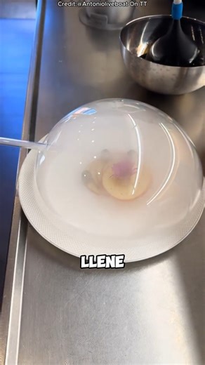 Magia de mesa: El momento en que estalla la burbuja perfecta #shortvideo