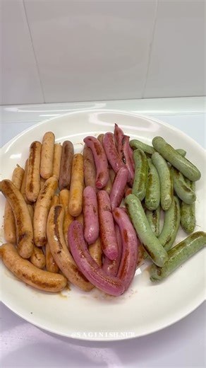 БЛОГЕР / ОБЗОРЫ / РЕЦЕПТЫ /ЮТУБЕР on Instagram: "СВЕТОФОР СОСИСКИ 🌈 Лайк ❤️ басып, пайдалы парақшама ТІРКЕЛІП ал ✅ Құрамы: ▪️ Тауықтың төс еті — 1,8 кг ▪️ Тұз — 2 ас қасық (толтырмай) ▪️ Карри — 1 шай қасық ▪️ Кепкен сарымсақ — 1 ас қасық (толтырып) ▪️ Қара бұрыш — 1 ас қасық ▪️ Тауыққа арналған приправа — 1 ас қасық (толтырмай) Түстер үшін: 🟠 Асқабақ (піскен) — 200 г 🔴 Қызылша (піскен) — 1 дана 🟢 Шпинат — 1 бума ▪️ Қойдың ішегі Дайындау: Фаршты 3 бөлікке бөліп, әрқайсысына 60–70 г су қосып