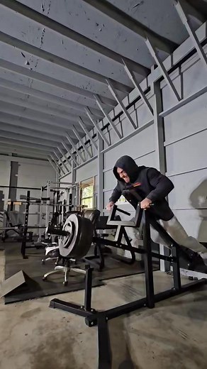 October in the #barngym #integratedmuscleandhealth #EDUCATE #bodybuilding #smarterisharder #dotherightstuff #dynamiccoaching #worknowwinlater #mentorship #mastersbodybuilding | Austin Stout