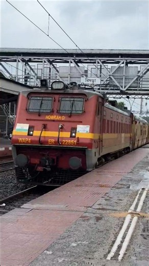 HWH(D) Wap-7 Engine Leads Malda Town To Howrah Intercity Exp Skipping Rishra Station in Rain #shorts