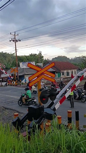 palang pintu kereta menutup di sore hari #railwaycrossing #railtrack