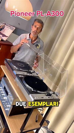 ✨ Pioneer PL-A300 (aka PL-117D) – Anno 1976 ✨ Un giradischi automatico a trazione a cinghia, elegante e solido (7 kg!), proposto in doppia finitura: legno o silver. Un classico intramontabile per chi ama il vero hi-fi vintage. 🎶 •Trazione a cinghia automatica 33/45 giri •Peso circa 7 kg •Testina Audio Technica AT-3600L nuova Scoprilo ora su 👉 Oldstore.it 👈 #Pioneer #VintageHiFi #Giradischi #Turntable #HiFiVintage #Oldstore #VinylCommunity #Anno1976 #MadeInJapan #VinylLovers 🎵 | Oldstore.it