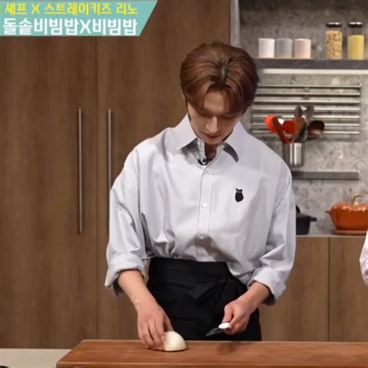 lee know is the sweetest making sure to message chef myung hyunji afterwards as well and still visits her restaurant often 🥹🫶 he left such an impression on her she's still talking about him years later 🥹(she was grateful that fans send her photos of them recreating korean dishes she's made) "notably, stray kids' lee know, because the dish we made together was so delicious, the day afterwards he said he bought the ingredients to try making the dish again, and he even sent me a photoi was impre