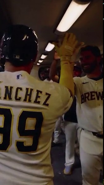 El Gary with a homer! Gary Sánchez hits a solo HR! 💥