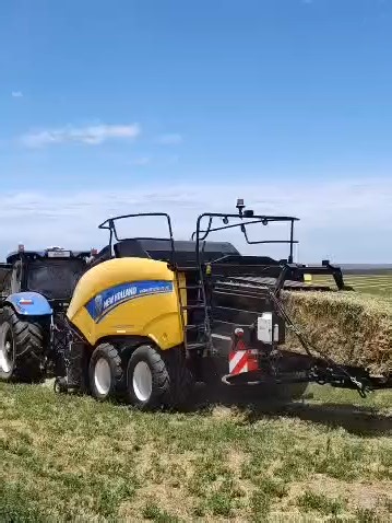 Hay seasons demand gear that just works. The New Holland Hayliner range is trusted for dependable small square baling, and when matched with Jadan hay handling equipment, pickup and stacking becomes faster and more efficient. A practical solution backed by local support from #GilesMachinery. #Jadanhayhandlingsolutions