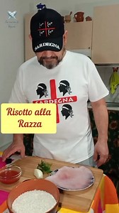 Risotto con Razza Ciao a tutti 🤗🤗🤗 Oggi ala di Razza per un Riso semplice ma gustoso 😉 Ingredienti per 200 gr di riso 1 ala di Razza media 1 scodellina di salsa di pomodoro 1 spicchio d'aglio 1 ciuffetto di prezzemolo Mezza cipolla piccola 1 bustina di zafferano Vino bianco Olio extravergine Preparazione - Tritare la cipolla - Tritare il prezzemolo - Sbucciare l'aglio Procedimento 👨🏻‍🍳 In una padella faccio un fondo di extravergine e rosolo un pochino aglio e cipolla. Sfumo con vino bianc
