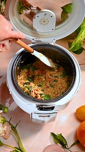 Creamy, cheesy one-pot Tuscan orzo in Aroma rice cooker. #onepotmeals Full recipe: https://www.aromaco.com/recipes/one-pot-tuscan-orzo-rice-cooker/ | Aroma Housewares