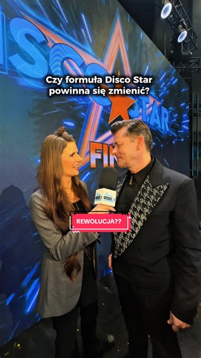 Czy formuła Disco Star powinna się zmienić? Zenek Martyniuk odpowiedział wprost Lider zespołu Akcent nie widzi powodu, by cokolwiek zmieniać. Jak podkreślił, skoro program podoba się widzom, to po co ingerować w coś, co działa. Dodał też, że dobrych rzeczy się nie zmienia, a zwycięskiej drużyny się nie rusza. To jasny sygnał, że według Zenka obecna formuła Disco Star spełnia swoje zadanie i wciąż trafia do fanów disco polo. Program od lat przyciąga widzów przed telewizory i budzi emocje zarówno 
