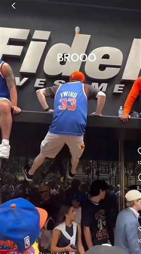 NEW YORK KNICKS FAN FAILS TO CLIMB ONTOP OF LEDGE 😂😂😂 #nba #nbafinals #knicksparade #funny