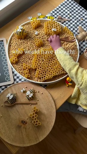 the best sensory bin that takes minutes to set out ! #sensoryplay #toddleractivities #sensorybin